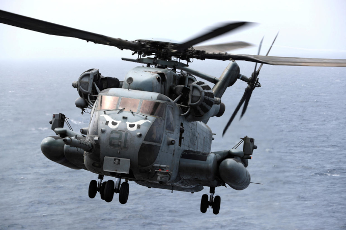 Un helicóptero militar CH-53E opera frente a la costa de Omán durante una patrulla con el buque de asalto anfibio USS Boxer en julio de 2019. Foto: Cuerpo de Marines de Estados Unidos