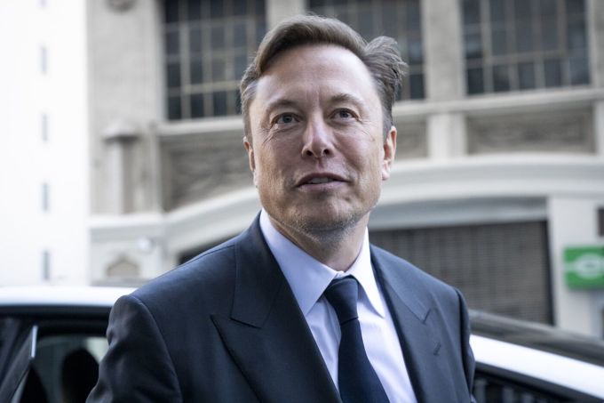 Elon Musk vừa lấy lại ngôi giàu nhất thế giới từ Bernard Arnault. Ảnh: Bloomberg