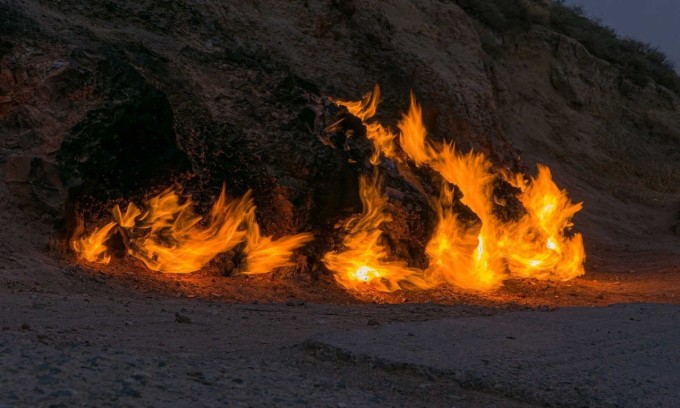 An den Berghängen der Halbinsel Absheron in Aserbaidschan brennt seit Tausenden von Jahren ein Feuer. Foto: Orte, die man gesehen haben muss.