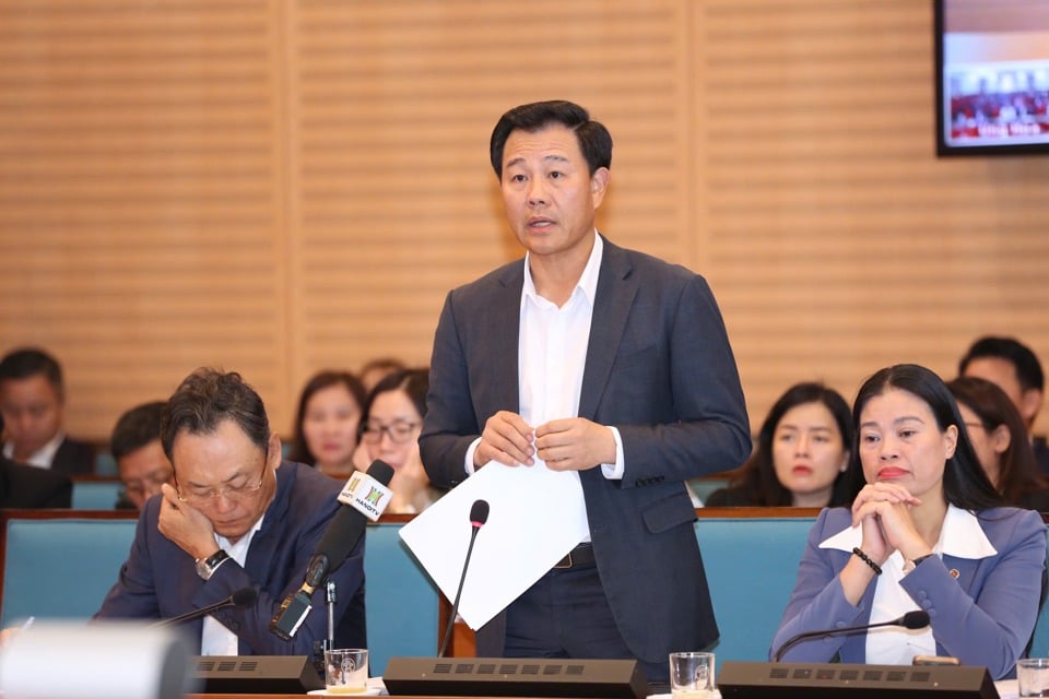 Director of Hanoi Department of Agriculture and Rural Development Nguyen Xuan Dai answers the recommendations of farmers' delegates. Photo: Pham Hung