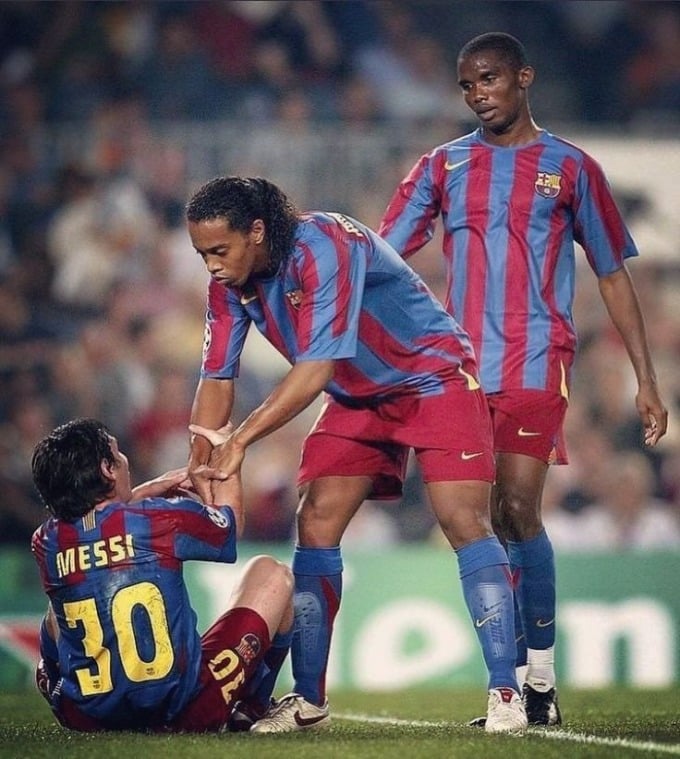 Ronaldinho và Etoo động viên Messi sau một tình huống đàn em bị phạm lỗi ở Champions League. Ảnh: AFP