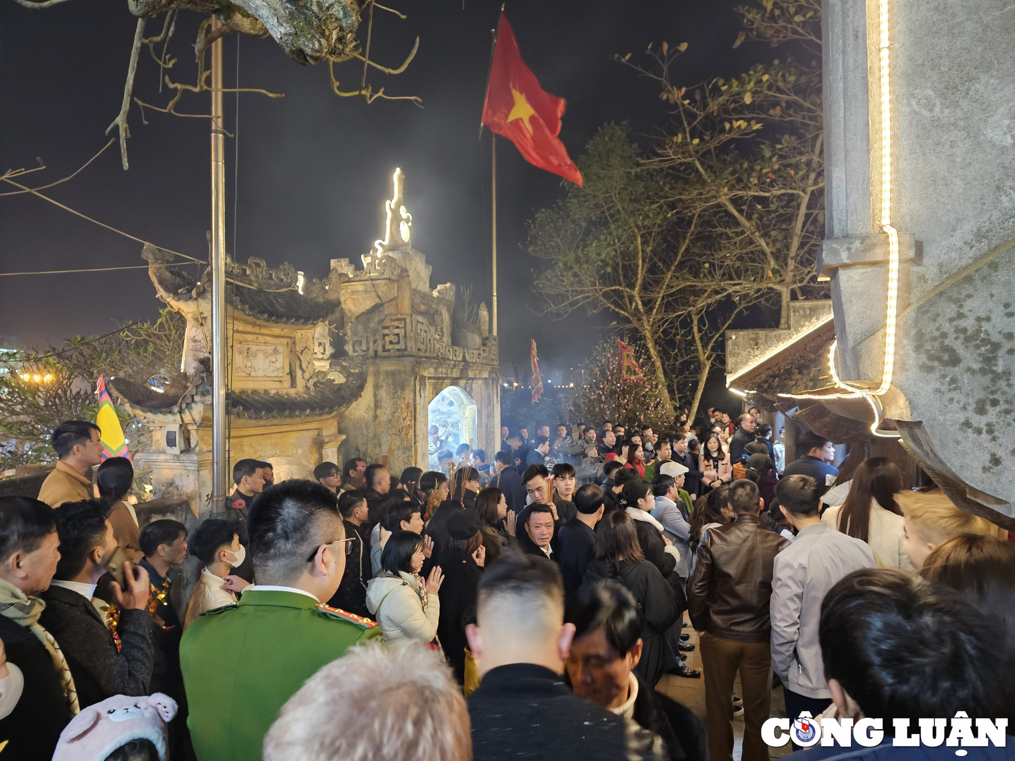 hang ngan nguoi dan pho bien ghe den doc cuoc dem giao thua hinh 1