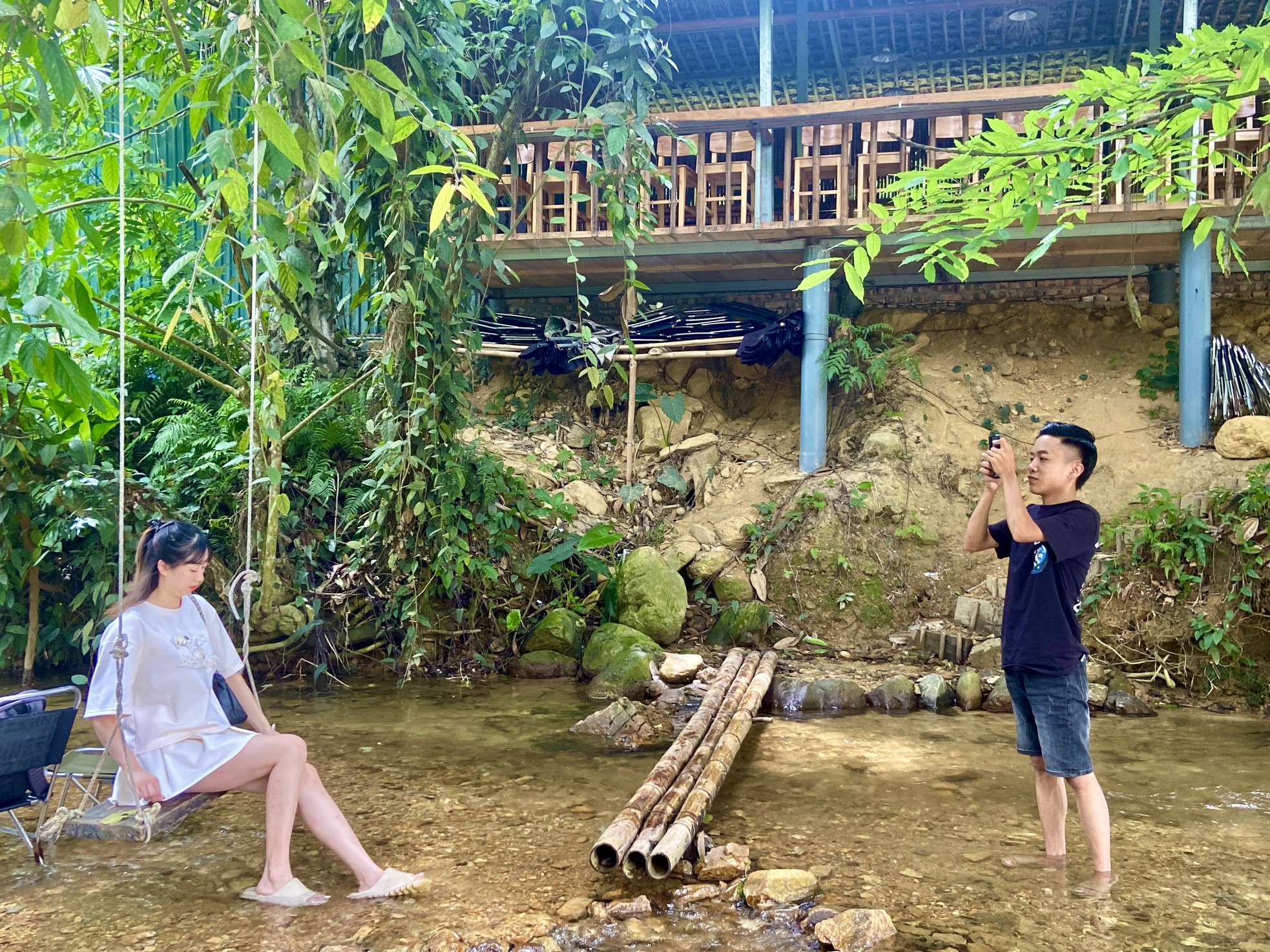 Young people invite each other to go up the mountain to avoid the heat: Eat grilled chicken, drink coffee by the stream photo 11