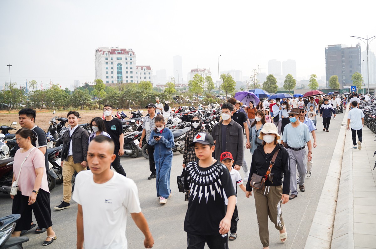 Multitudes de personas acuden a visitar el Museo de Historia Militar de Vietnam. Foto 17