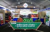 Stands que presentan y venden productos OCOP de cooperativas agrícolas que cumplen con los criterios de verde, limpio y bello. (Foto: Hai Dang)