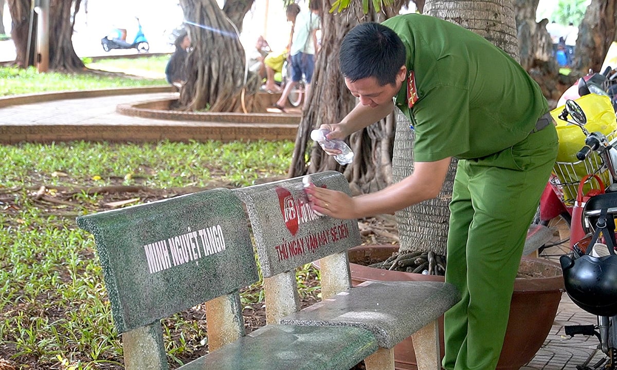 Hàng trăm ghế đá ở TP Vũng Tàu bị sơn quảng cáo cờ bạc