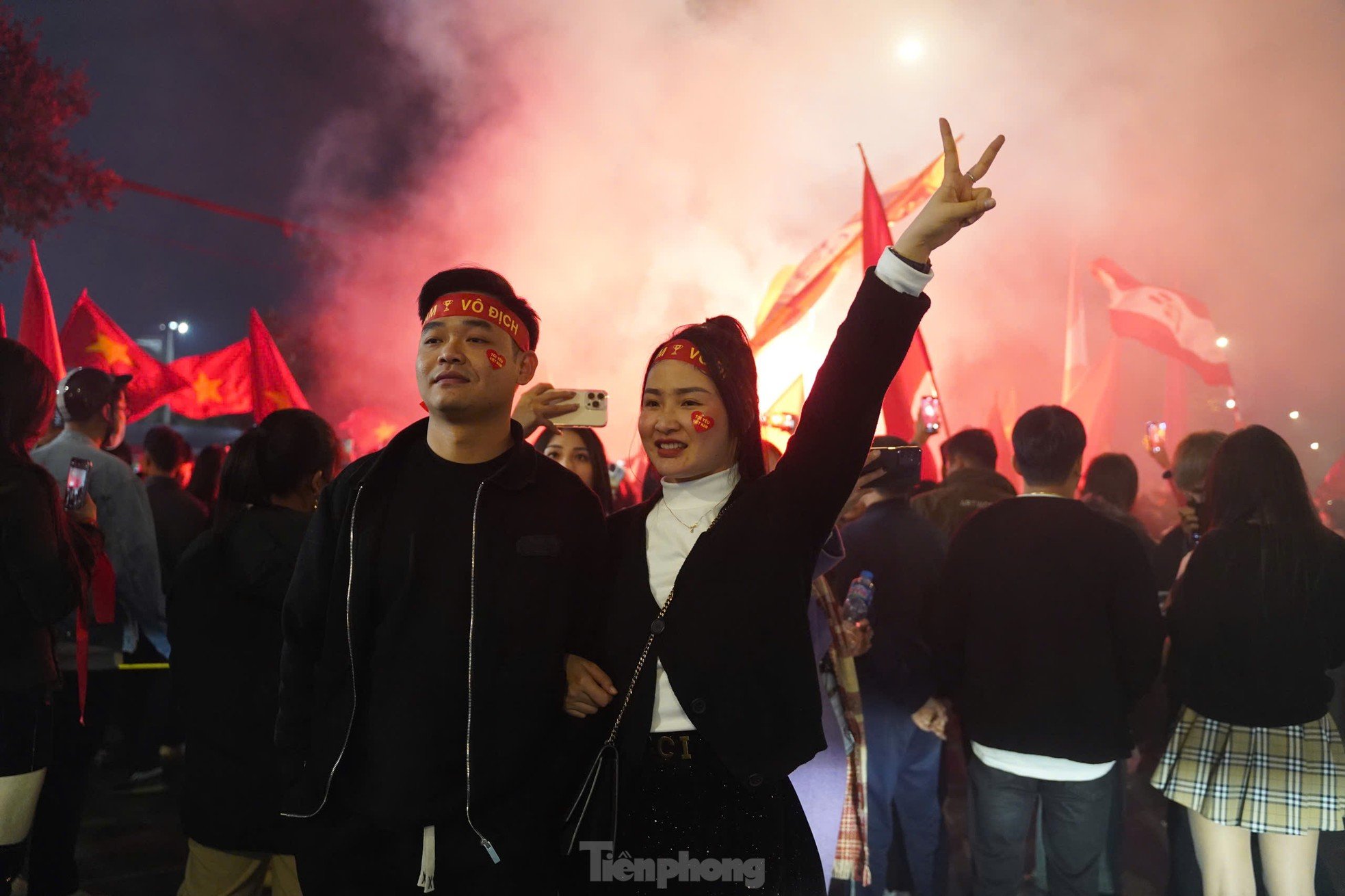 Viet Tri people stay up all night to celebrate Vietnam team entering the finals photo 12