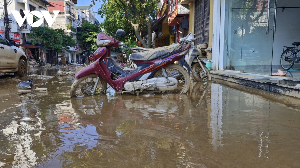 thanh pho yen bai ngay thu hai sau nuoc rut phai mat ca tuan de don dep bun dat hinh anh 8