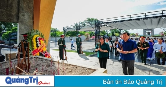 Le vice-Premier ministre Le Minh Khai offre de l'encens et rend hommage aux martyrs héroïques