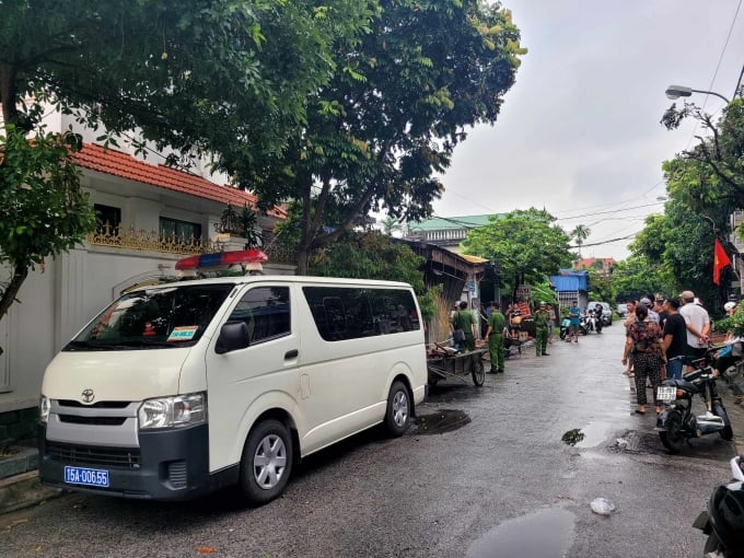 អាជ្ញាធរបានសម្របសម្រួលកិច្ចខិតខំប្រឹងប្រែងពន្លត់អគ្គីភ័យ និងជួយសង្គ្រោះ។ រូបថត៖ ឡឺ តាន់