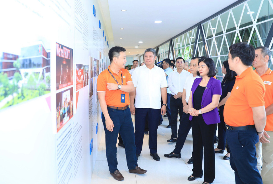 La subsecretaria permanente del Comité del Partido de la Ciudad, Nguyen Thi Tuyen, visitó FPT Software Village No. 2, que opera en el Parque de Alta Tecnología Hoa Lac. Foto: Quang Thai