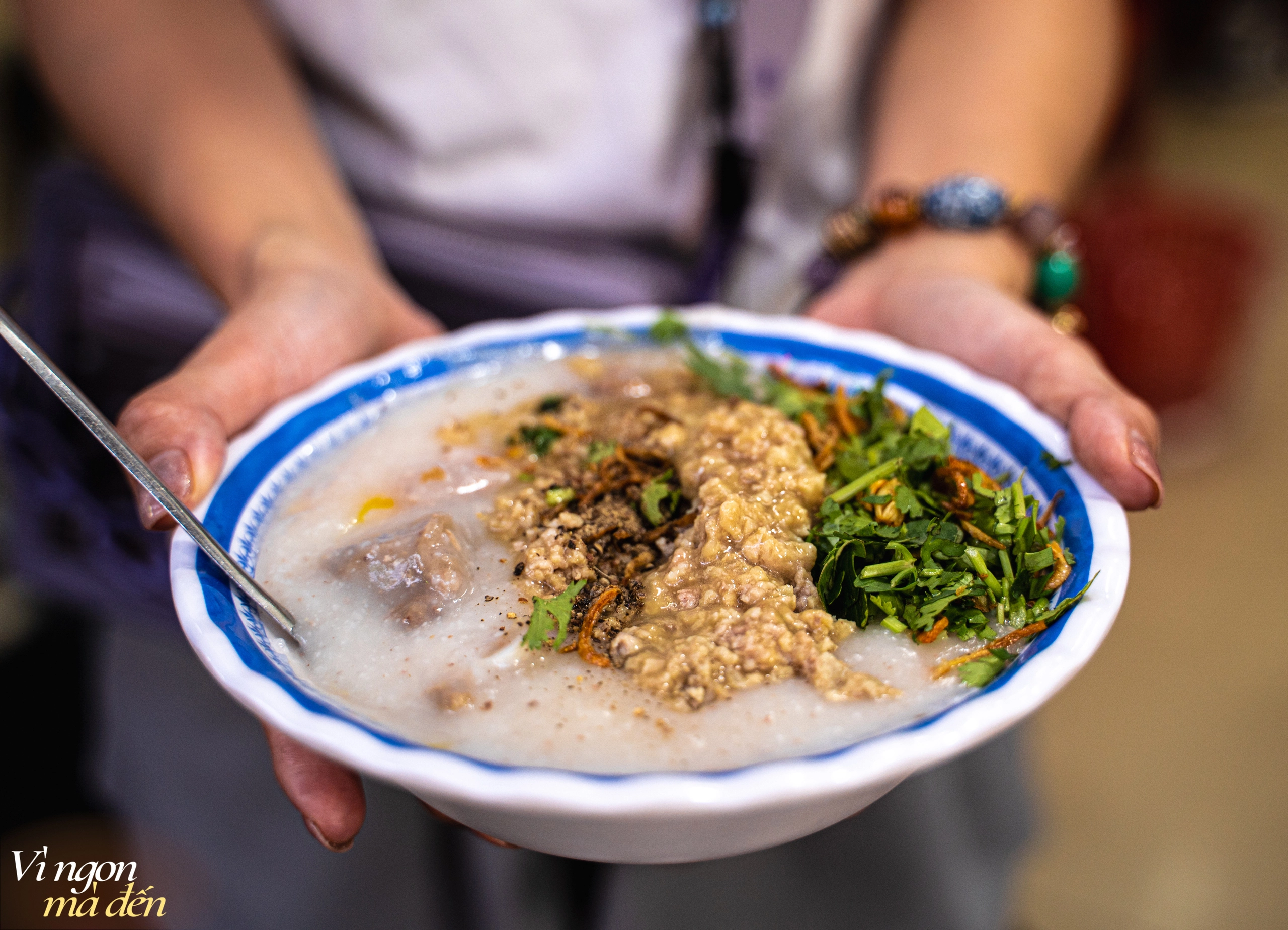 Tiệm cháo sườn "gây thương nhớ" bởi nước xốt thịt trứ danh, khách mua nườm nượp bán không ngơi tay - Ảnh 11.