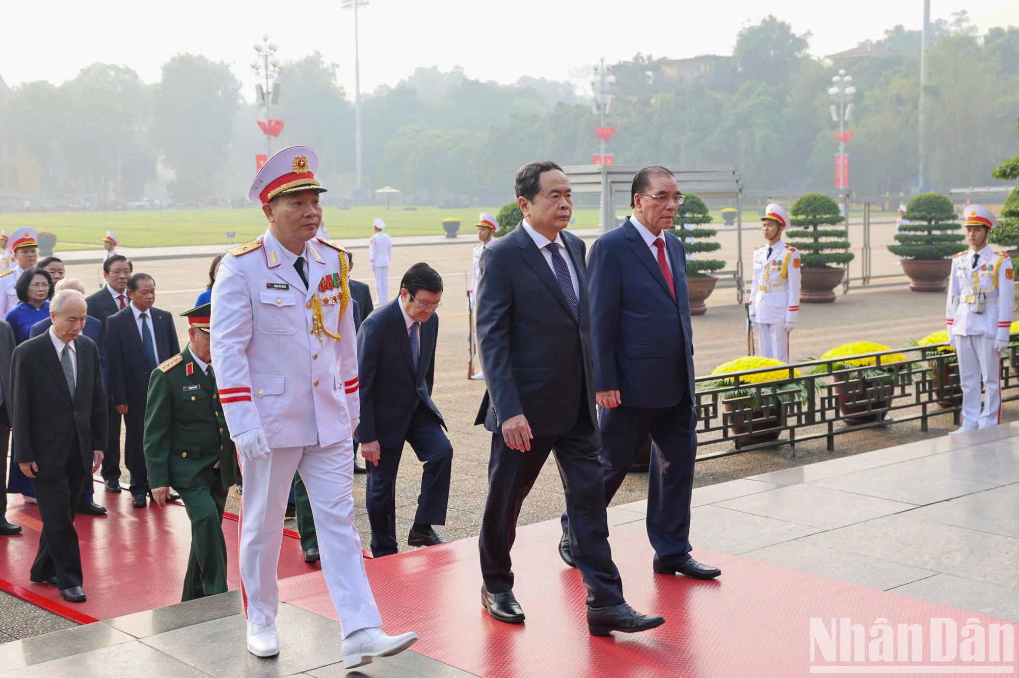 [Ảnh] Lãnh đạo Đảng, Nhà nước vào Lăng viếng Chủ tịch Hồ Chí Minh và tưởng niệm các Anh hùng, liệt sĩ nhân kỷ niệm 70 năm Ngày Giải phóng Thủ đô ảnh 4