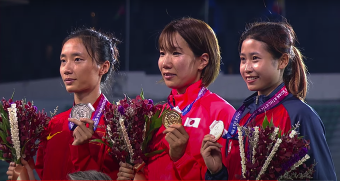 Nguyen Thi Huong (rechts) gewann bei den Leichtathletik-Asienmeisterschaften 2023 eine historische Bronzemedaille im Dreisprung. Foto: Screenshot