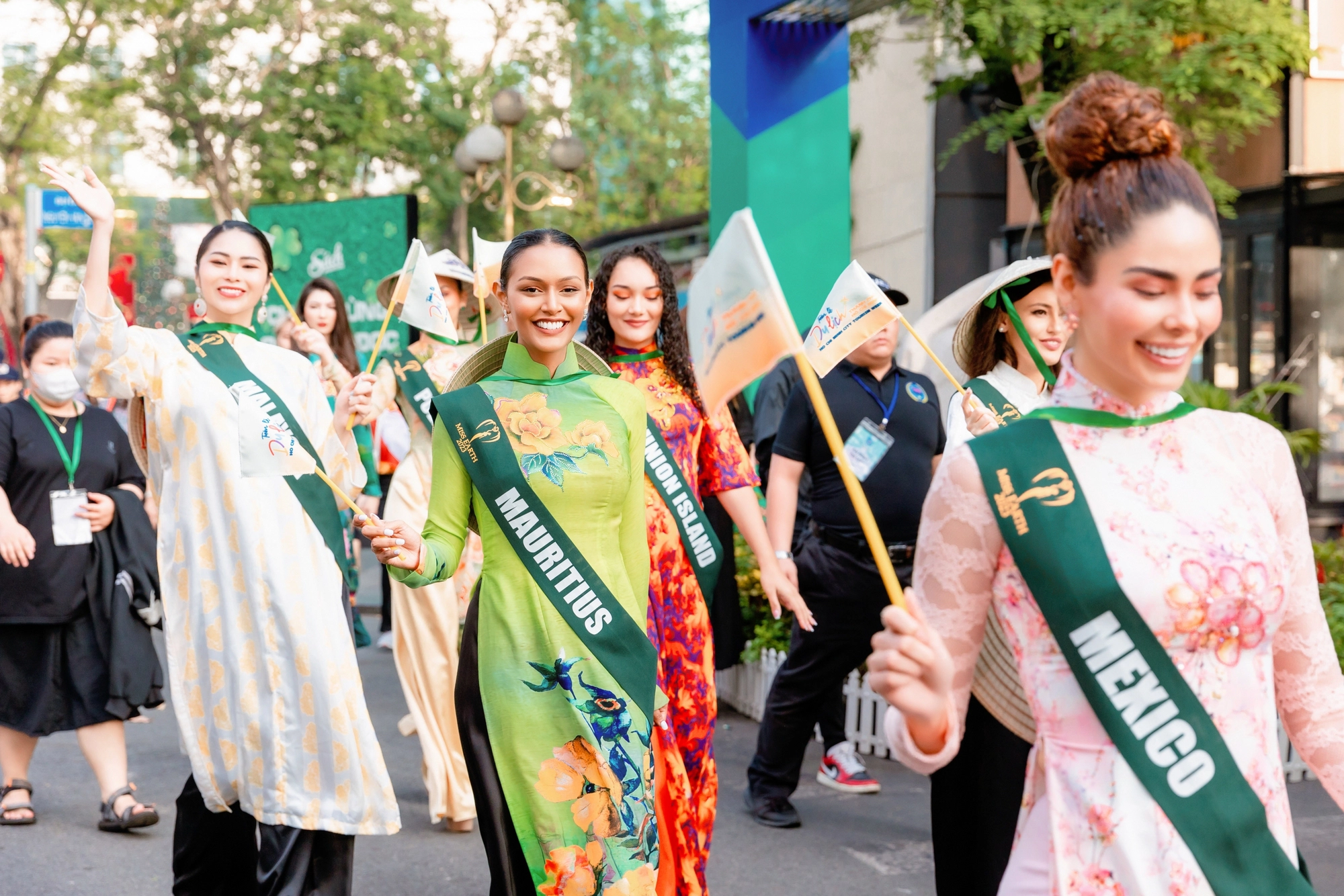 Ngơ ngẩn ngắm 90 người đẹp Miss Earth 2023, mặc áo dài truyền thống Việt Nam đi xe bus  - Ảnh 3.