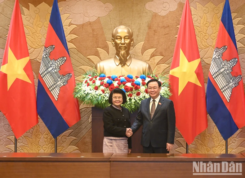 [Photo] National Assembly Chairman Vuong Dinh Hue holds talks with Cambodian National Assembly Chairman Samdech Khuon Sudary photo 9