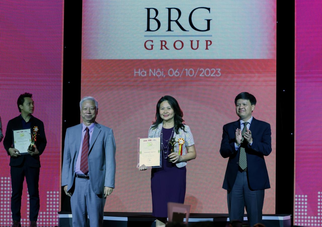 BRG GROUP UND INDIVIDUAL MADAME CHAIRMAN NGUYEN THI NGA WURDEN BEIM VIETNAM STRONG BRAND AWARD 2022 - 2023 AUSGEZEICHNET