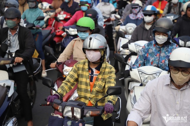 Traffic jams 'layer upon layer' on the gateway roads of Ho Chi Minh City near the end of the year photo 5