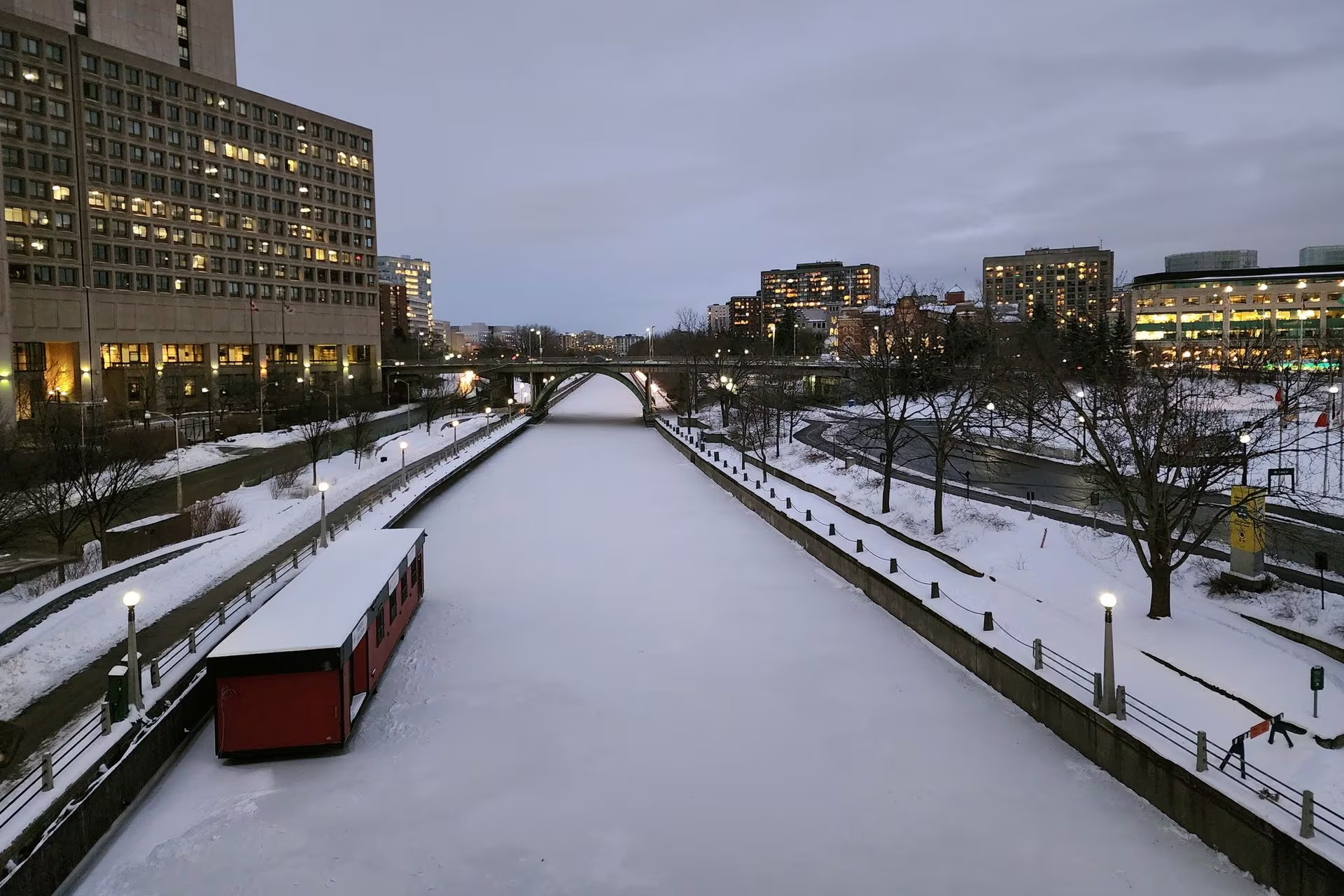 La pista de patinaje sobre hielo natural más grande del mundo reabre en Canadá (imagen 1)