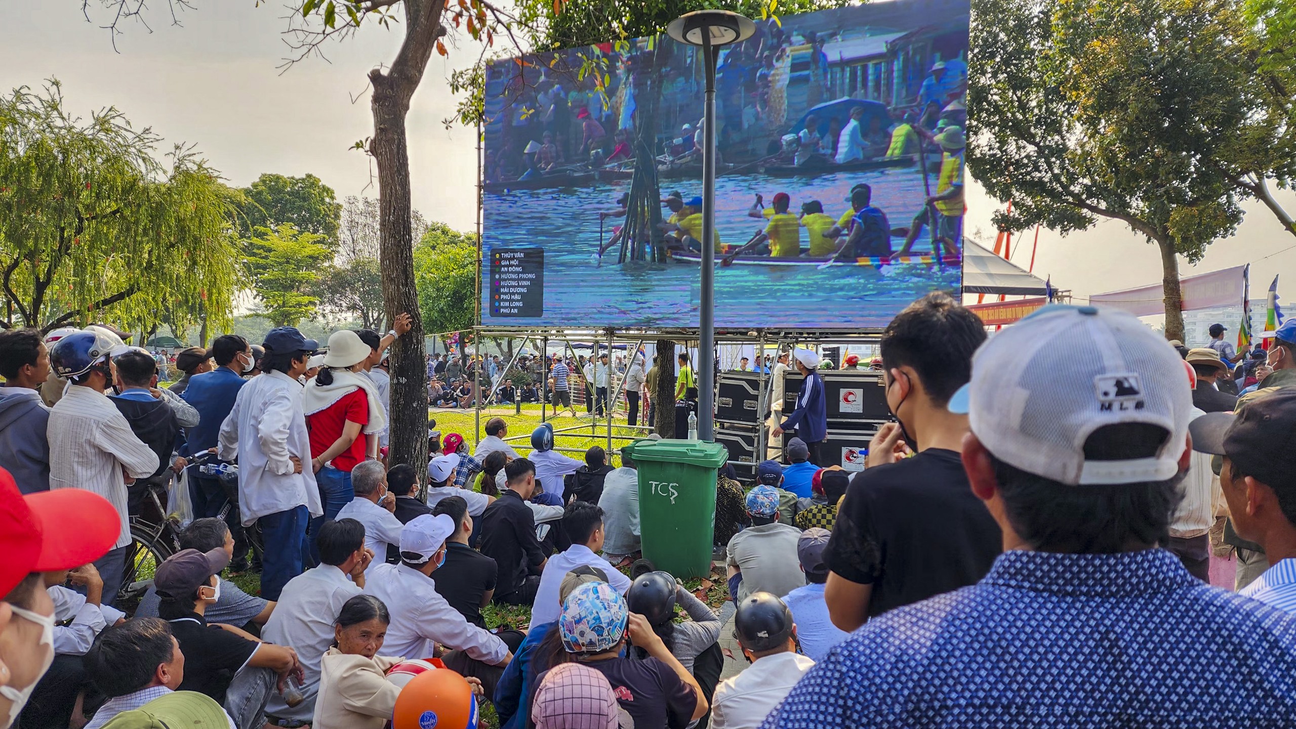 Khán giả reo hò, xem ghe đua "lộn vè" trên sông Hương - Ảnh 12.