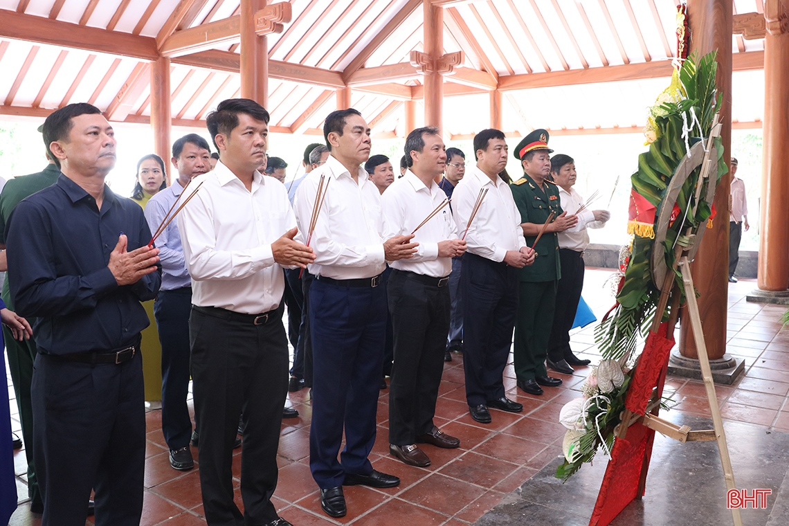 ผู้นำหมู่บ้านฮาติญจุดธูปเทียนที่สุสาน Truong Son และ Road 9