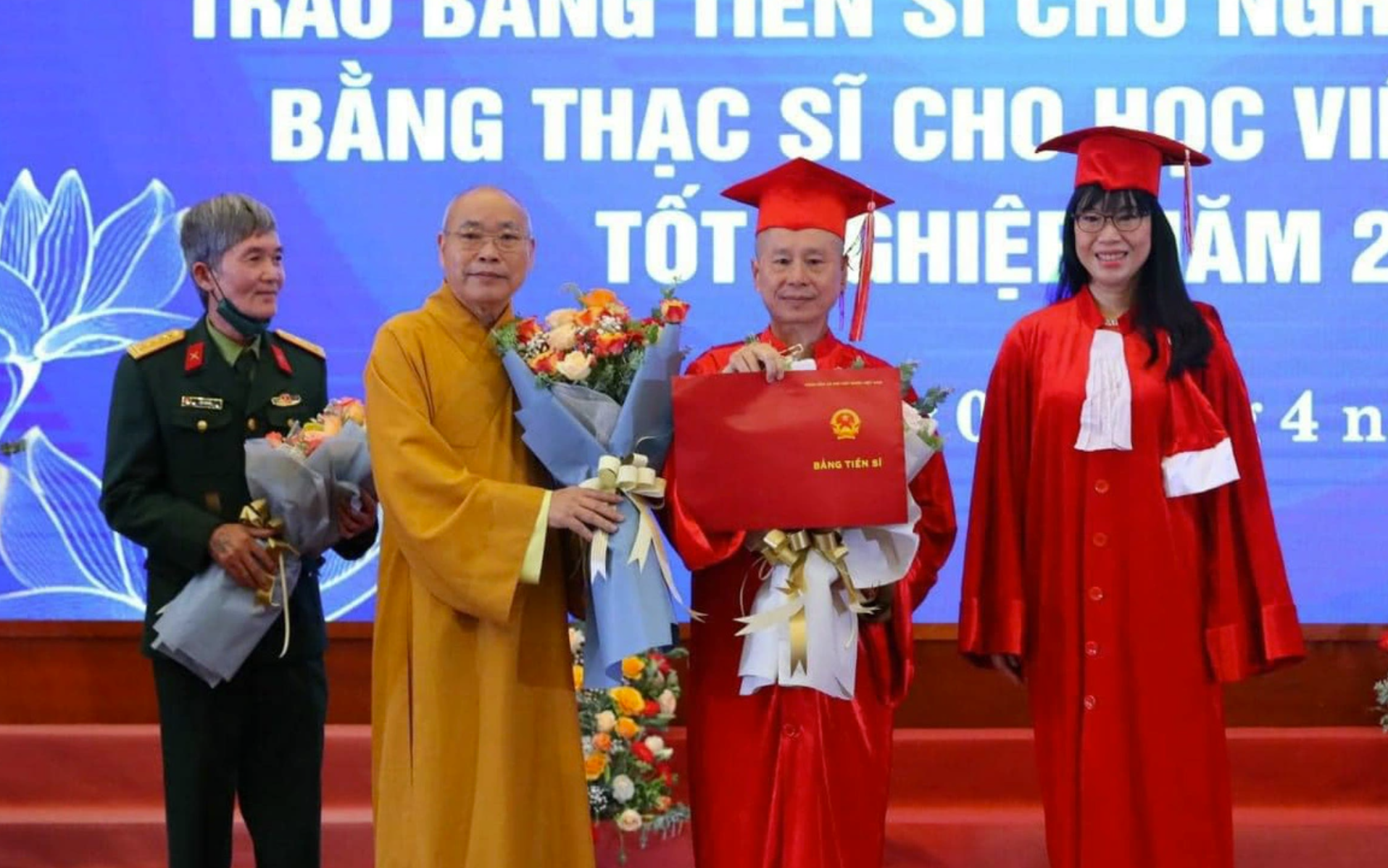 Trước khi học văn bằng (năm 2017) và trở thành nghiên cứu sinh (năm 2019) tại Trường đại học Luật Hà Nội, ông Vương Tấn Việt từng tốt nghiệp đại học ngành tiếng Anh năm 2001 tại Trường đại học Ngoại ngữ (nay là Trường đại học Hà Nội). Trong ảnh, ông Vương Tấn Việt (thứ 2 từ phải sang) nhận bằng tiến sĩ luật vào tháng 4-2022 - Ảnh: Cổng TTĐT Giáo hội Phật giáo Việt Nam