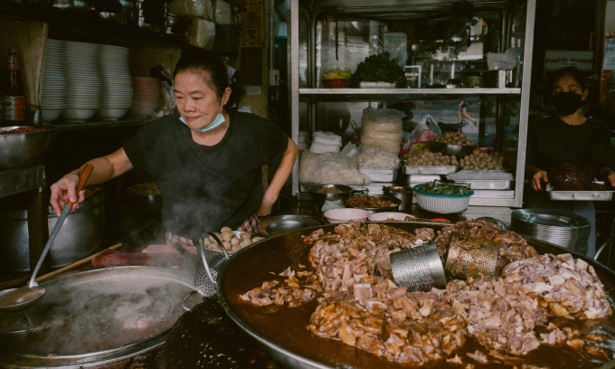 Quán Wattana Panich với nồi nước dùng hơn nửa thế kỷ nổi tiếng ở Bangkok. Ảnh: Tú Nguyễn