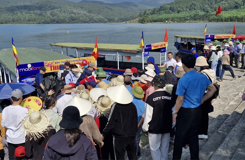   Touristen aus aller Welt Pilgerfahrt zur Huong Tich Pagode in der neuen Quelle von Giap Thin