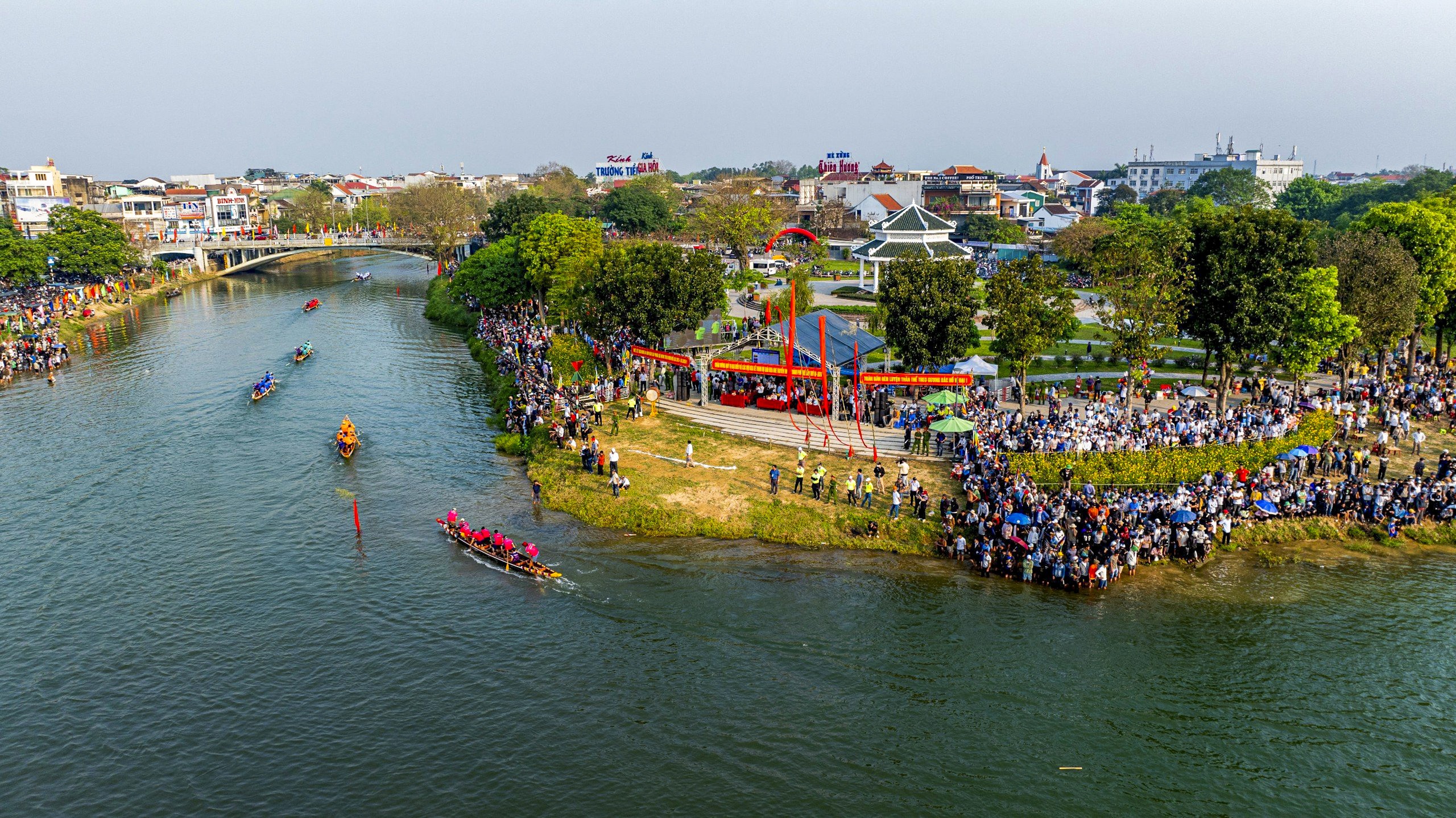 Khán giả reo hò, xem ghe đua "lộn vè" trên sông Hương - Ảnh 1.