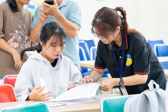 Una estudiante huérfana recibe beca y ayuda para gastos de manutención durante todo el curso. Foto 1