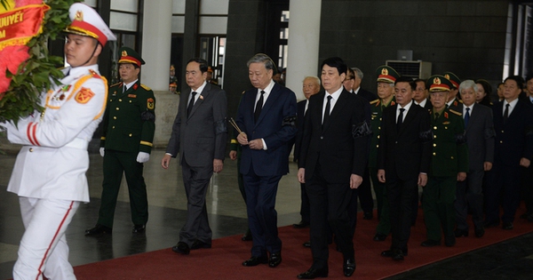 Party and State leaders visit General Nguyen Quyet