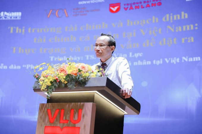 El Dr. Can Van Luc habló en el foro en la mañana del 4 de agosto. Foto: FIDT