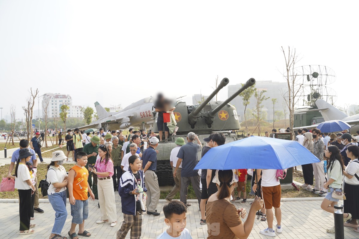 Multitudes de personas acuden a visitar el Museo de Historia Militar de Vietnam. Foto 16