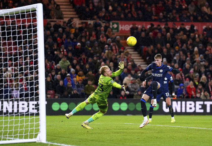 El centrocampista del Chelsea, Cole Palmer, falla un tiro durante la derrota por 0-1 ante el Middlesbrough en el Riverside Stadium en el partido de ida de la semifinal de la Copa de la Liga inglesa el 9 de enero de 2024. Foto: AP