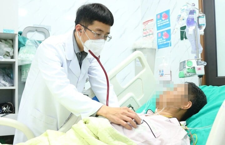 Associate Professor, Dr. Mai Duy Ton checks the health of a stroke patient. (Photo: The Anh)