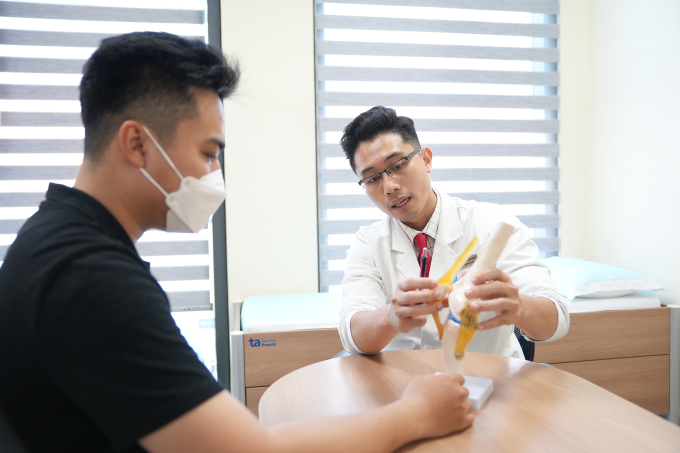 Le docteur Duy consulte un patient sur la santé des articulations à l'hôpital général de Tam Anh. Illustration : fournie par l'hôpital