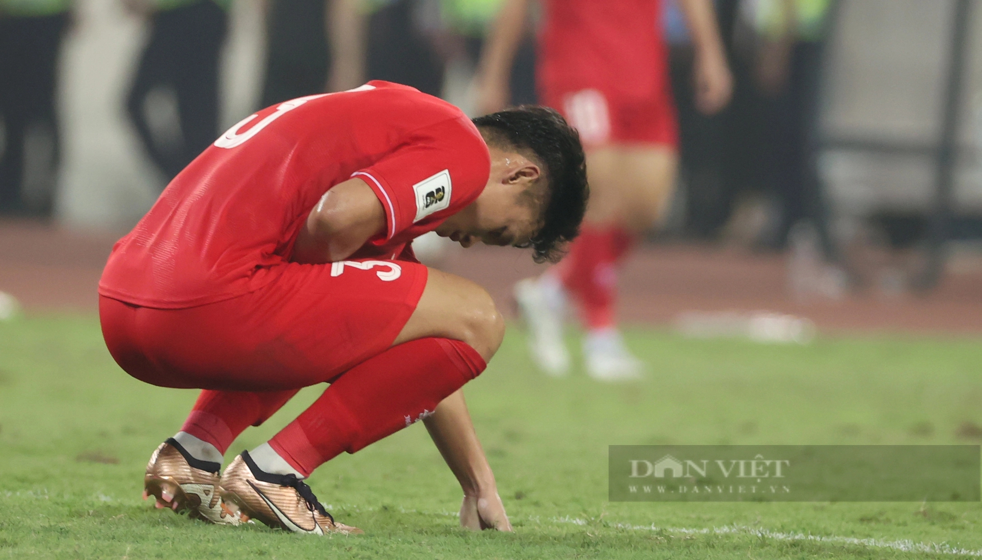Thủ môn Nguyễn Filip và đồng đội gục xuống sân, ông Troussier trò chuyện vài phút với Hùng Dũng sau trận thua Indonesia- Ảnh 6.
