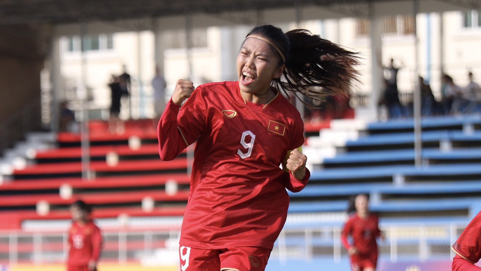 Huynh Nhu: Celebrating Ronaldo style, wearing Vietnamese conical hat and ao dai to Portugal - 1