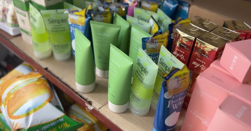 La direction du marché inflige une amende à un entrepôt de faux cosmétiques après la réflexion du journal Lao Dong