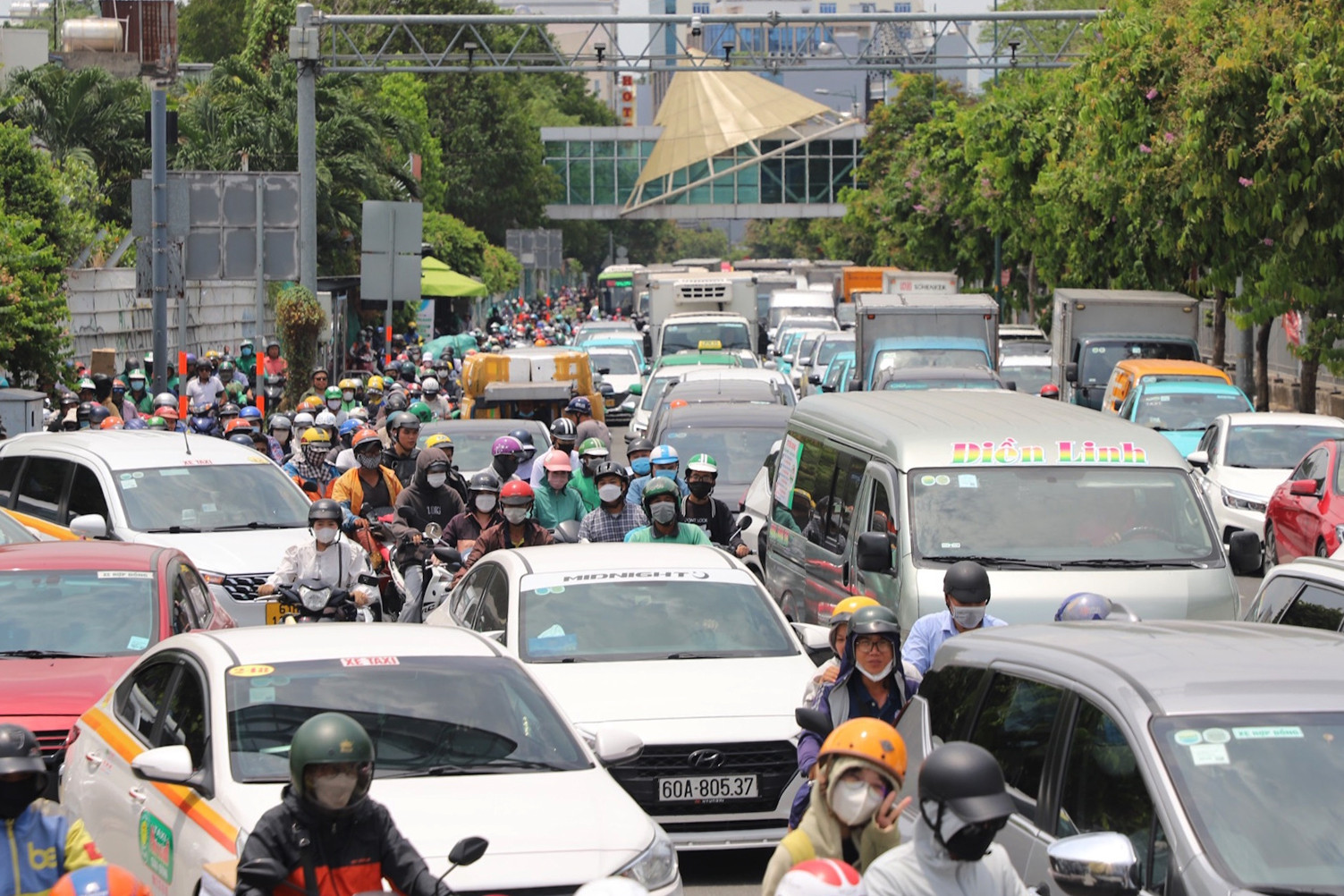 Der Eingang zum Flughafen Tan Son Nhat ist in der heißen Mittagssonne überfüllt.