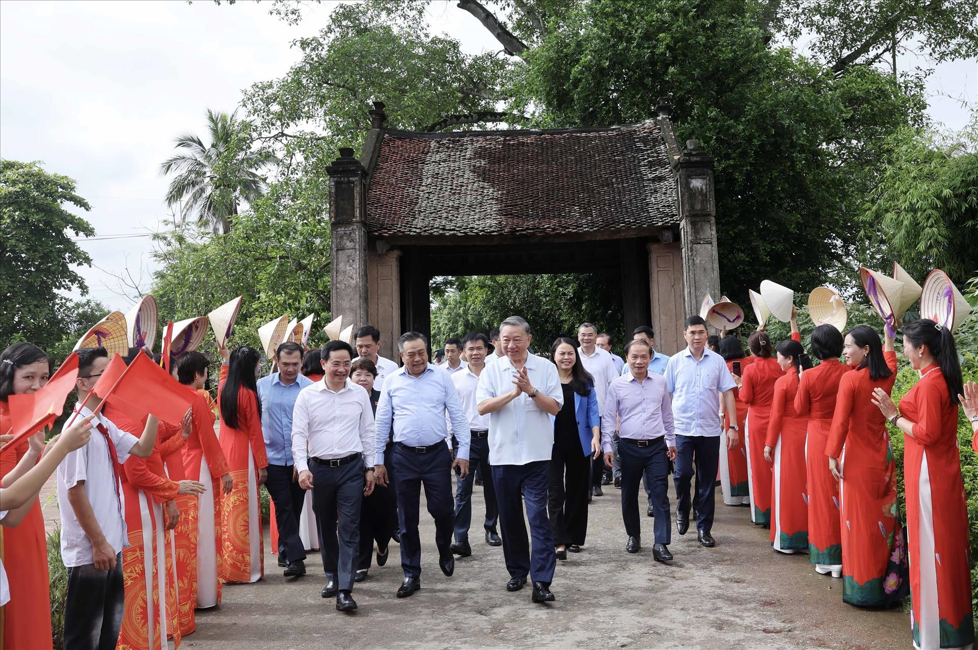 ประธานาธิบดีเยี่ยมและมอบของขวัญแก่ประชาชนในหมู่บ้านเซืองลัมและซอนเตย์