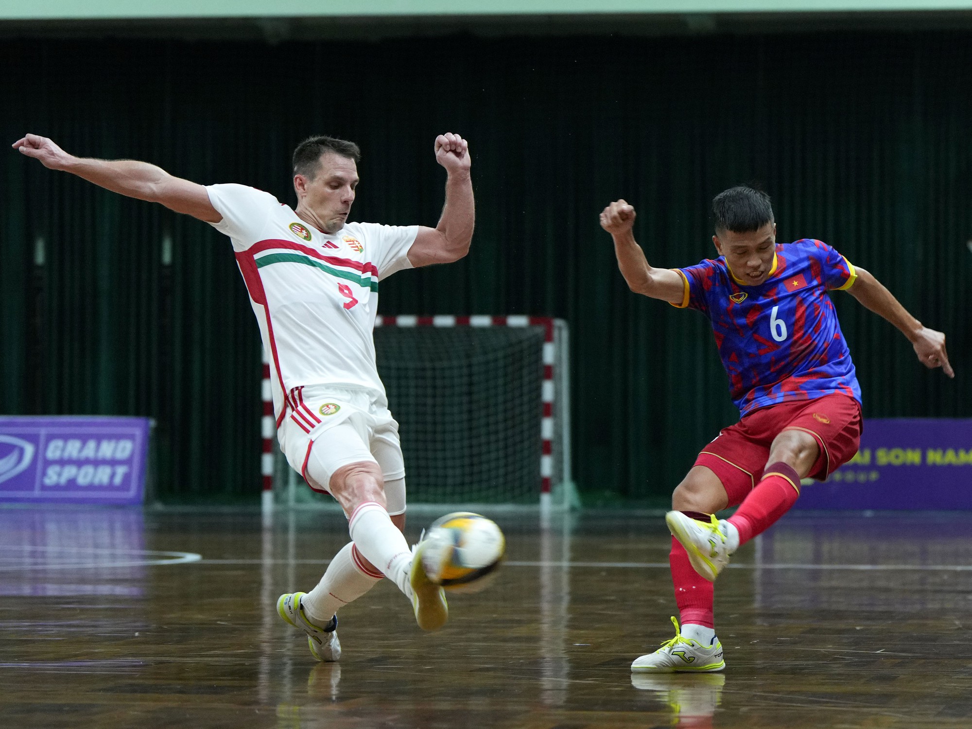 Đội tuyển futsal Việt Nam thất bại trước đội bóng 'khổng lồ' đến từ châu Âu - Ảnh 4.