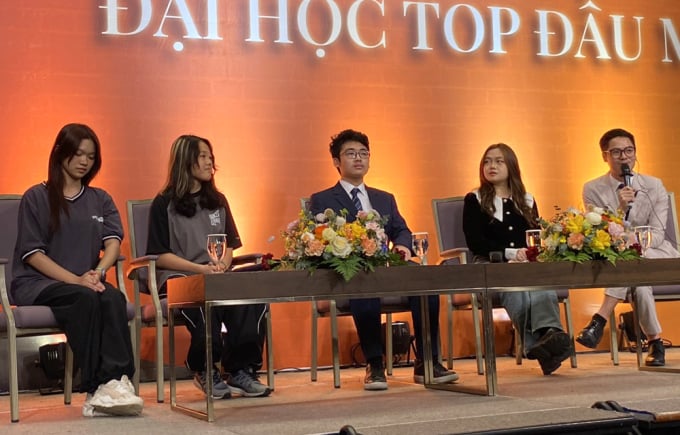 Hai (third from right) and students admitted to top US universities share their experiences at a study abroad seminar on the afternoon of March 24 in Hanoi. Photo: Binh Minh