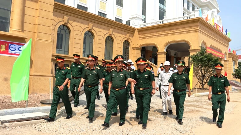 General Phan Van Giang besucht und arbeitet in der Provinz Thua Thien Hue, Foto 4