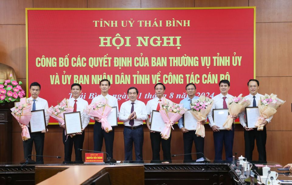 Comrade Nguyen Tien Thanh, Standing Deputy Secretary of the Provincial Party Committee, Chairman of the Provincial People's Council, presented the Decision of the Provincial Party Committee Standing Committee and the Decision of the Provincial People's Committee to the comrades who were transferred, rotated, and appointed. Photo: TD