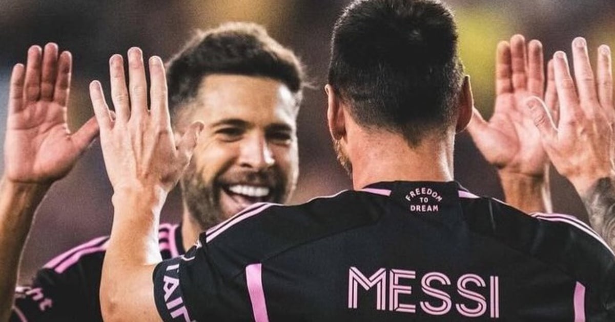 Jordi Alba chỉ trích cuộc bầu chọn Quả bóng vàng bỏ rơi Messi