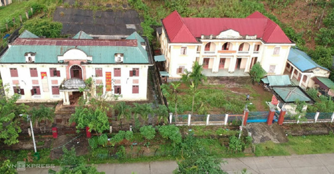 In April 2020, Tay Tra district merged into Tra Bong district (Quang Ngai); the old Tay Tra People's Court headquarters (right) was then used by local people to grow bananas and raise chickens. Photo: Pham Linh