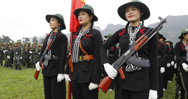 Des femmes guérilleros de la réserve universitaire du Sud participeront à un entraînement pour le défilé célébrant la victoire de Dien Bien Phu