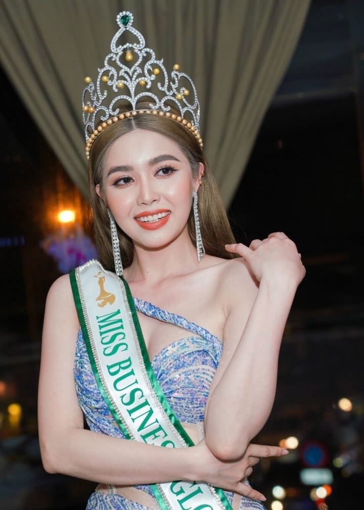 Người đẹp Nguyễn Thị Thảo - đến từ Bình Định - trong khoảnh khắc đăng quang Hoa hậu Doanh nhân Toàn cầu 2023.
