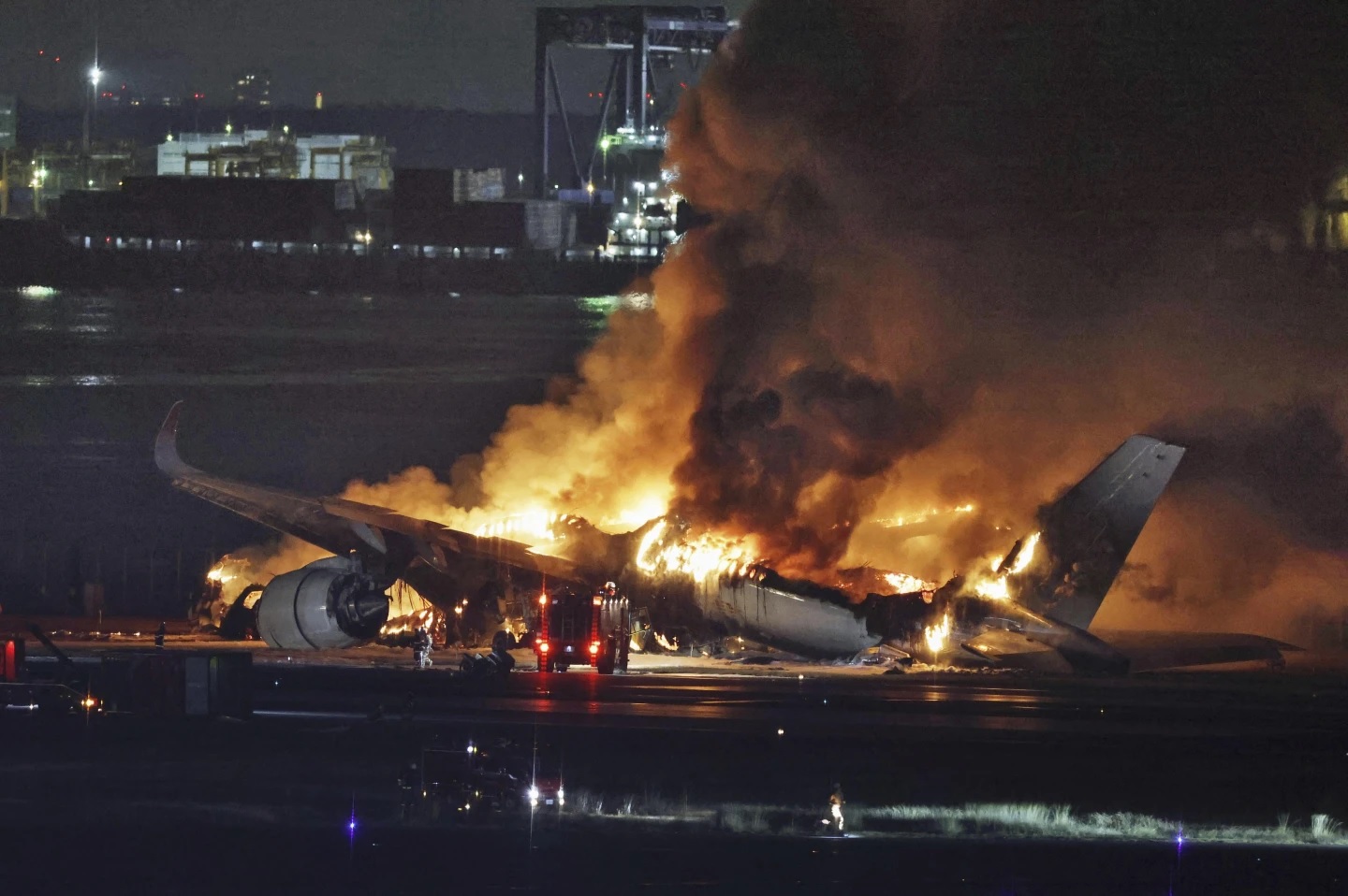 Bei der Absturzbesatzung von Flug 5 in Tokio kamen 379 Passagiere ums Leben, die wie durch ein Wunder gerettet wurden